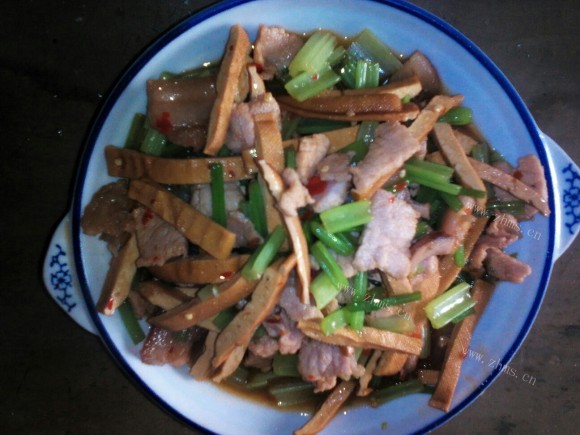 色味俱佳的芹菜香干炒肉