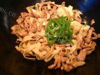 家常青椒豆皮炒肉做法图解4)
