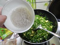 可口的韭菜鸡蛋水晶饺做法图解11)