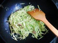 诱人的西葫芦炒肉丝做法图解7)