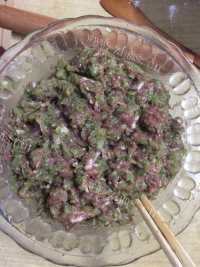 自制猪肉芹菜馅饺子做法图解5)