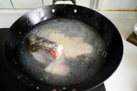 美味的石斑鱼鱼骨汤的做法图解四