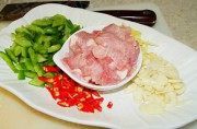家常菜湘味小炒茄子做法图解2)