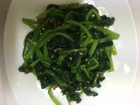 美味的凉拌菠菜