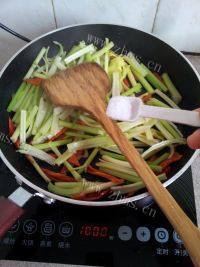 诱人的芹菜肉丝做法图解8)