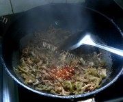 美味的榨菜炒肉丝做法图解6)