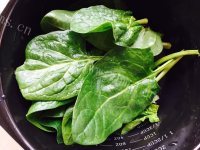 好吃的菠菜蛋黄瘦肉粥做法图解1)