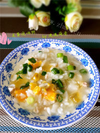 色泽鲜亮的皮蛋瘦肉粥