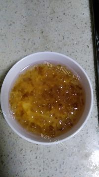 美味的桃胶银耳羹做法图解3)