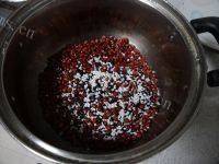 简单易做的红豆黑米粥做法图解2)