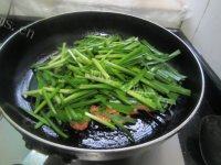 好吃的河虾炒韭菜做法图解3)