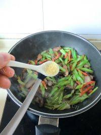 滋香的芹菜炒腊肉做法图解12)