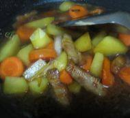 健康美味的胡萝卜土豆烧肉做法图解14)