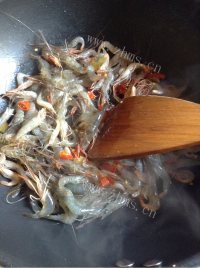 营养丰富河虾炒韭菜做法图解4)