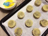 美味乌豆沙蛋黄广式月饼做法图解11)