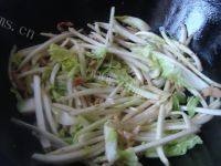 营养丰富的白菜炒肉丝做法图解5)