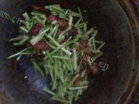 家常菜芹菜炒腊肠做法图解4)