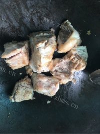 美味的脊骨白菜炖粉条做法图解2)