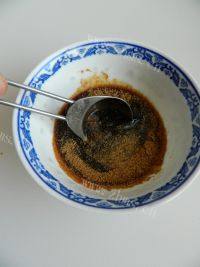 自制广式脆皮烧肉做法图解5)