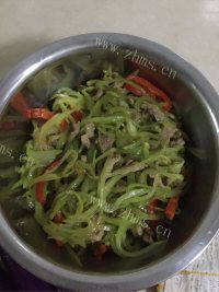 诱人的莴笋炒肉丝做法图解8)