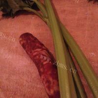 家常菜芹菜炒腊肠做法图解1)