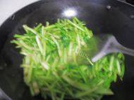 滑爽的炒芹菜做法图解4)