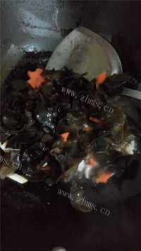 美味木耳鸡肉炒豆角做法图解4)
