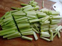 开胃菜芹菜炒鸡蛋做法图解1)