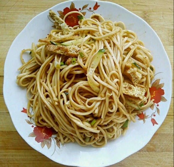 美味的凉拌面