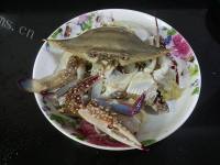味美的梭子蟹蒸粉丝做法图解3)