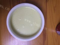 色泽鲜亮的苹果布丁做法图解4)