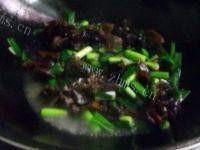 兰豆木耳蒜苗炒腊肉做法图解9)