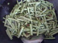易做的豆角炒肉做法图解5)