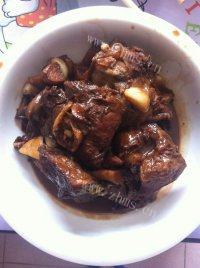 色味俱佳的酱大骨