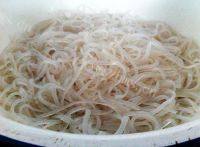 自制芹菜炒粉条做法图解2)