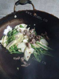 家常菜茭白炒肉丝做法图解8)