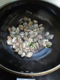 家常菜丝瓜炒花蛤做法图解4)