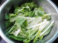 美味的小白菜肉丸汤做法图解3)