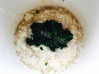 好吃的菠菜蛋黄瘦肉粥做法图解10)