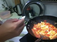 可口的西红柿炒蛋做法图解6)