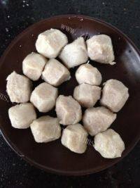 家常蟹味菇肉丸汤做法图解2)