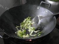家常菜芹菜炒猪肝做法图解5)