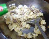 美味的菜花炒肉做法图解12)