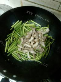 家常菜蒜薹炒肉做法图解9)
