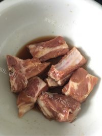 营养丰富的蒜香排骨做法图解2)