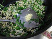常吃不腻的韭菜炒豆芽做法图解5)