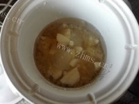 美味的银耳雪梨羹做法图解4)