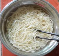 美味的榨菜肉丝拌面做法图解9)