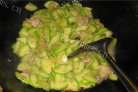 家常菜西葫芦炒肉片做法图解8)