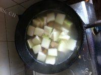 美味的薏米冬瓜排骨汤的做法图解四